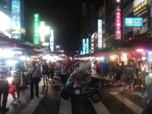 六合夜市、三鳳宮、明星釣蝦場への行き方【台湾・高雄観光】