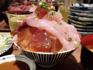 おいしい刺身を盛り放題！魚助食堂の海鮮丼【福岡・博多グルメ】