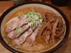 札幌一有名なラーメン店・すみれの味噌ラーメンで北海道を味わおう