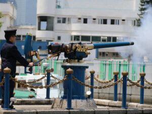 目前で大砲が火を噴く！正午の怡和午砲・ヌーンデイガン【香港観光】